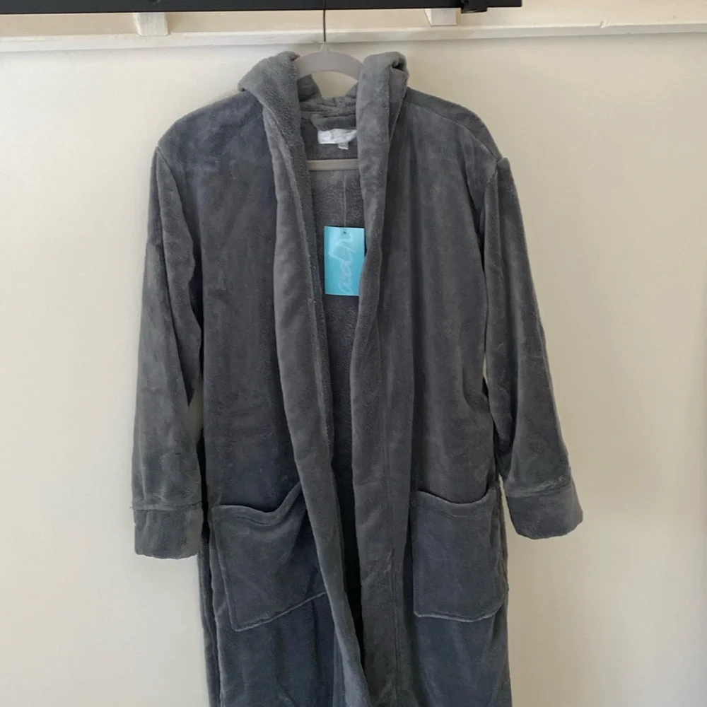 Robe - Picture 1 of 3